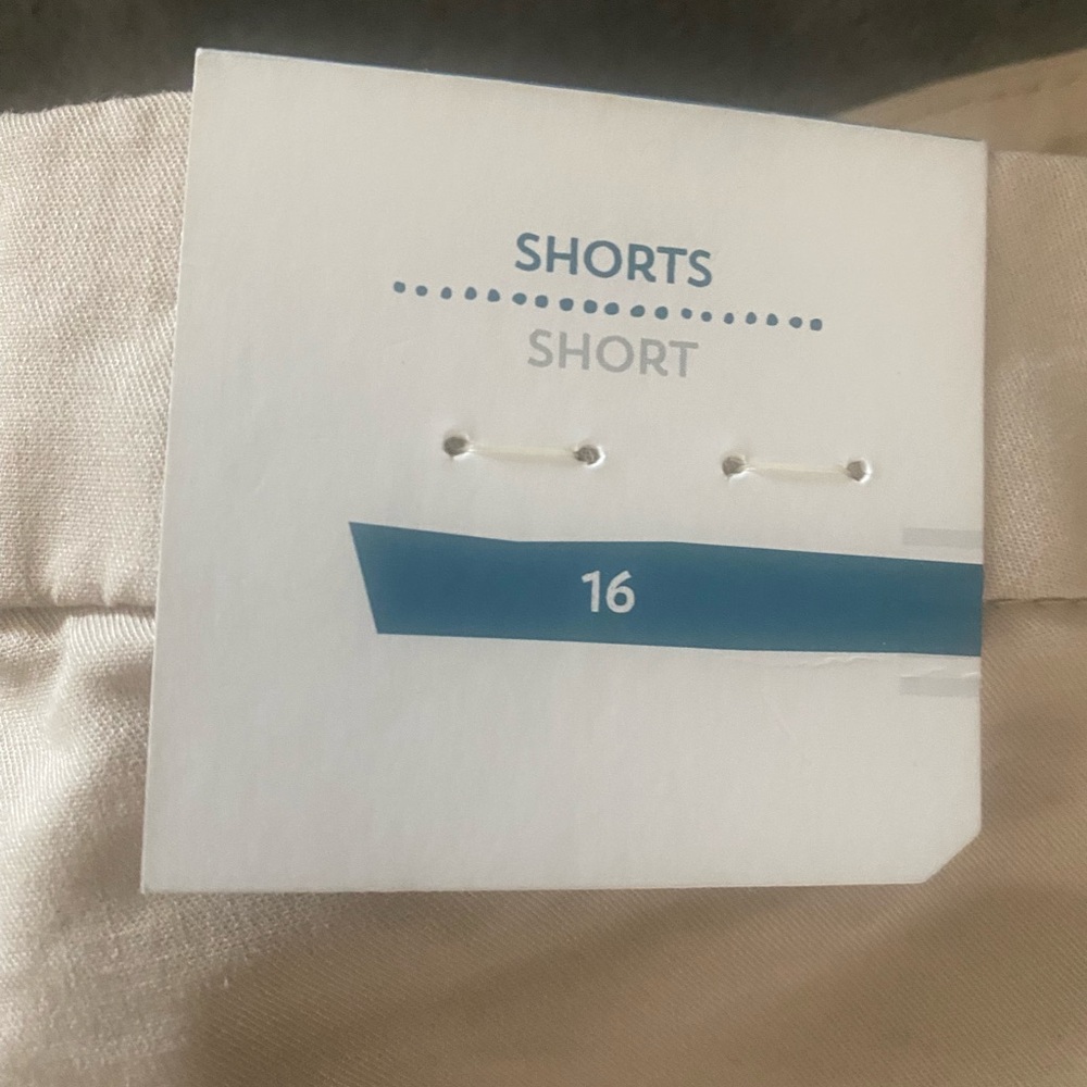 Old Navy Light Beige Shorts - Picture 2 of 5